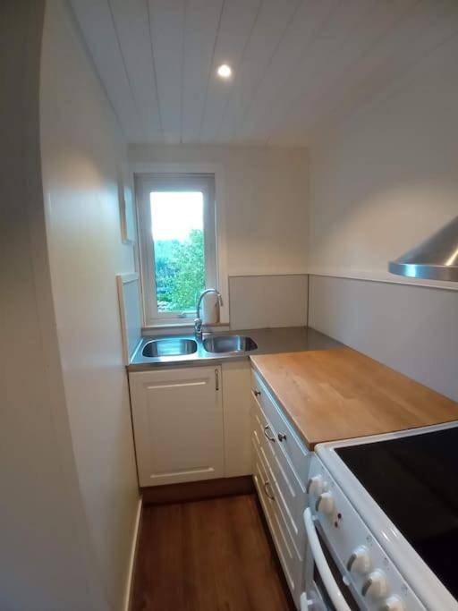 Nyrenoverad Charmig Gaeststuga Med Sovloft I Jaerpen Jarpen Exterior foto