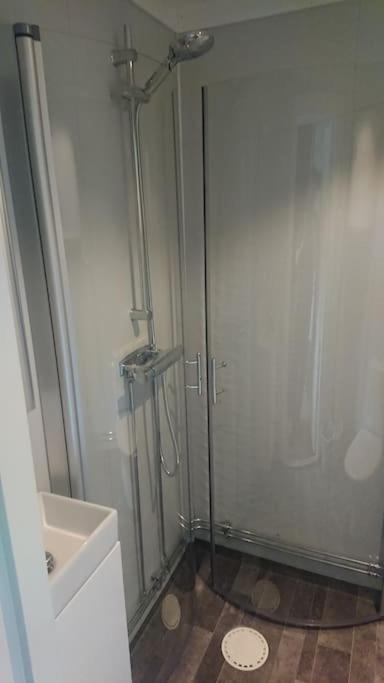 Nyrenoverad Charmig Gaeststuga Med Sovloft I Jaerpen Jarpen Exterior foto