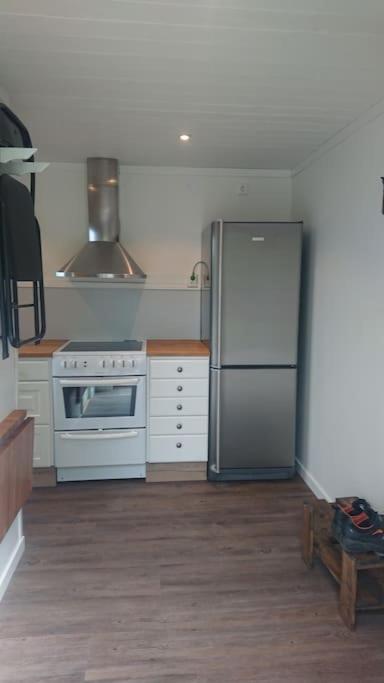 Nyrenoverad Charmig Gaeststuga Med Sovloft I Jaerpen Jarpen Exterior foto